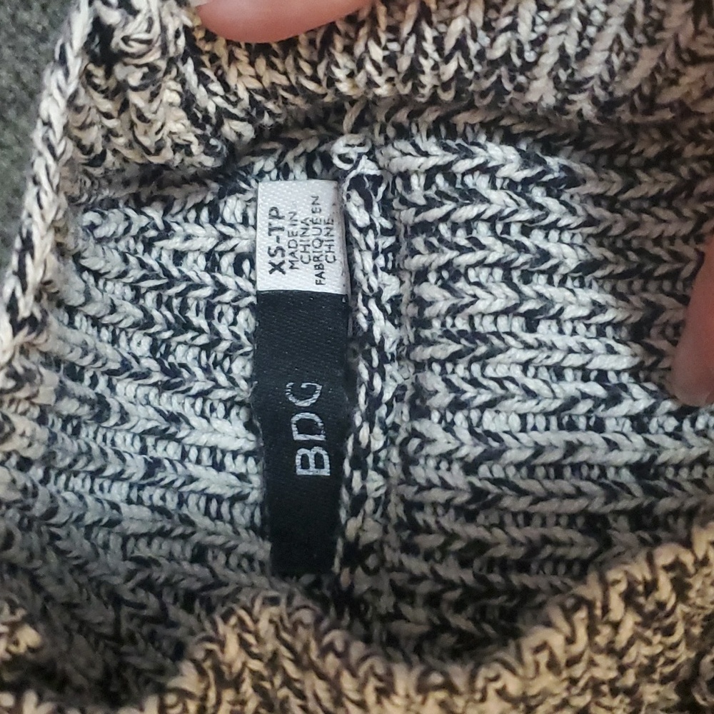 3/$15 BDG Mock Neck Sweater Size XS - Picture 3 of 5
